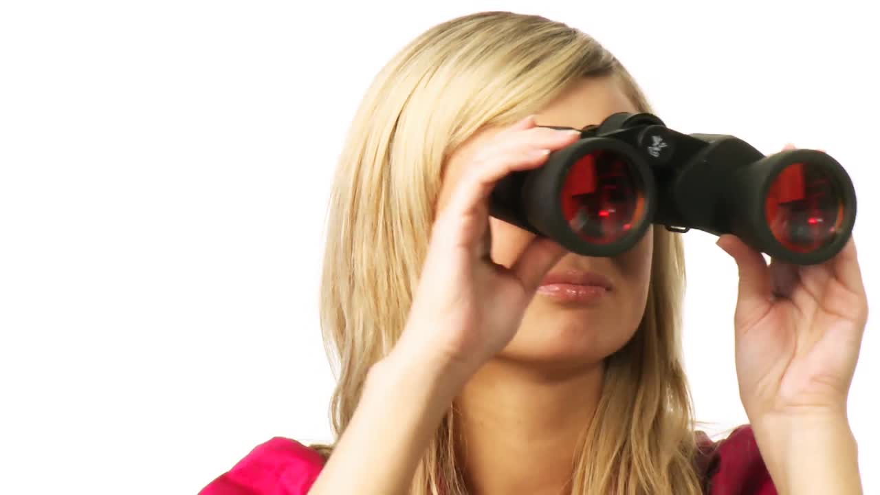 mujer joven mirando a través de binoculares