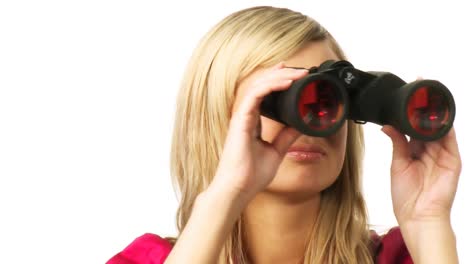 mujer joven mirando a través de binoculares