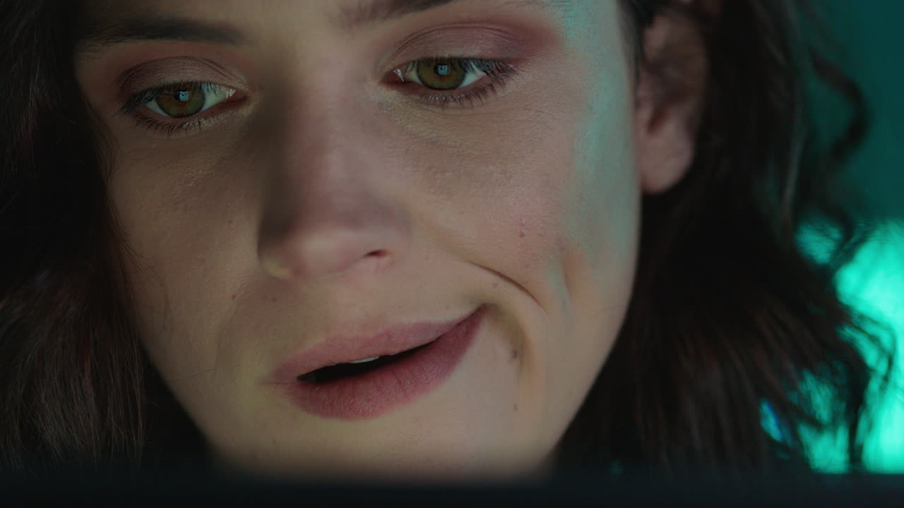 retrato de cerca mujer de negocios atractiva usando una tableta dibujando en la pantalla diseñador gráfico trabajando tarde dibujando artista de diseño con lápiz stylus