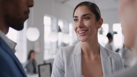 Hermosa-Mujer-De-Negocios-Charlando-Con-Clientes-Sonriendo-Disfrutando-Del-Desarrollo-De-Una-Asociación-Corporativa-Discutiendo-El-Proyecto-En-Un-Moderno-Espacio-De-Trabajo-De-Oficina