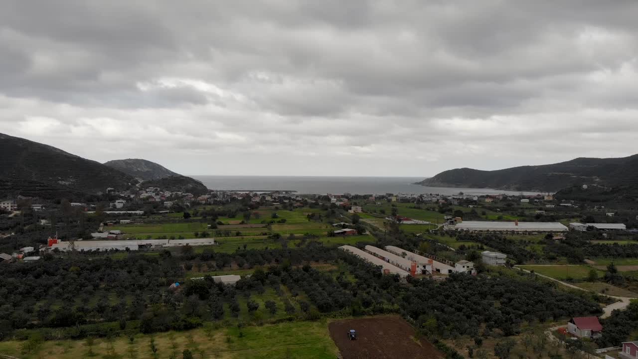 트랙터 파종, 칠면조 동안 자연 밭 위로 공중 상향 비행