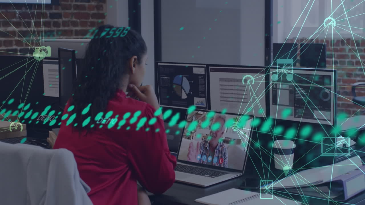 animación de gráficos y conexiones sobre una mujer de negocios caucásica haciendo una videollamada
