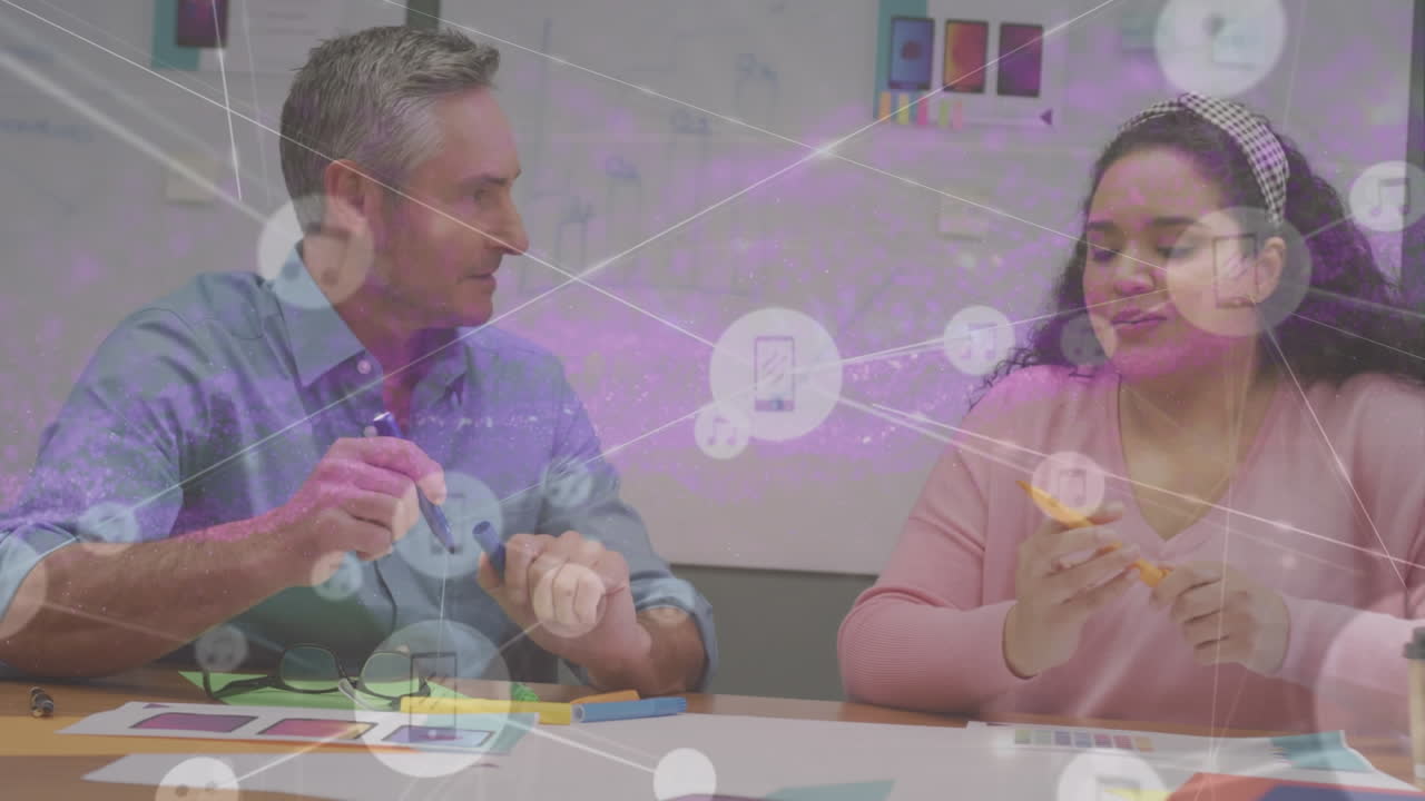 animación de la red de conexiones entre diversas personas de negocios en la oficina