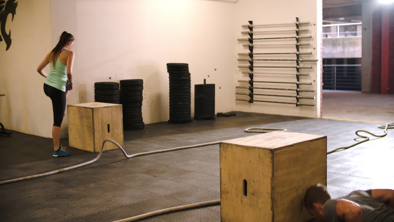 체육관 에서 크로스피트 훈련 을 하는 세 사람