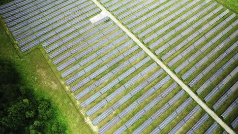 Luftaufnahmen-Einer-Großen-Solaranlage