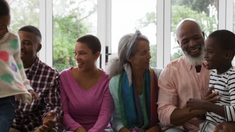 familia disfrutando del tiempo libre en casa