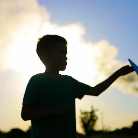 niño lanzando un avión de papel