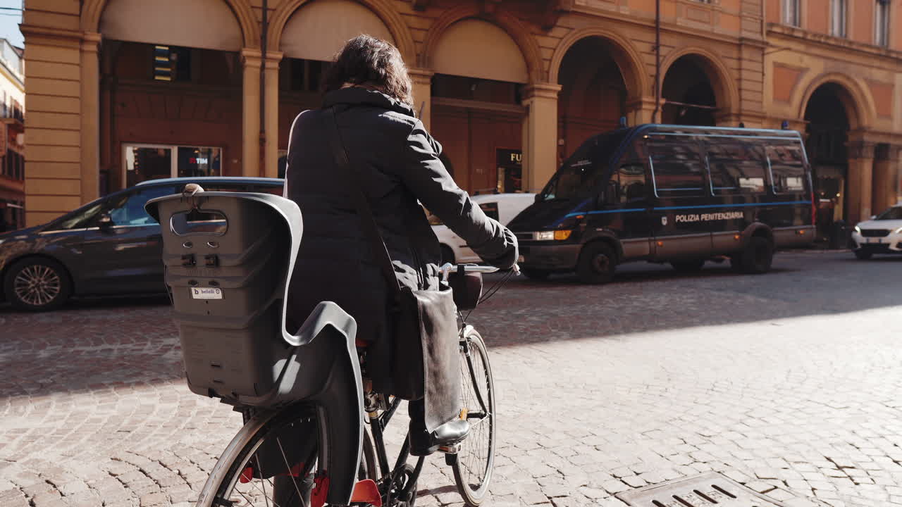 이탈리아 의 한 도시 에서 자전거 를 타는 여자