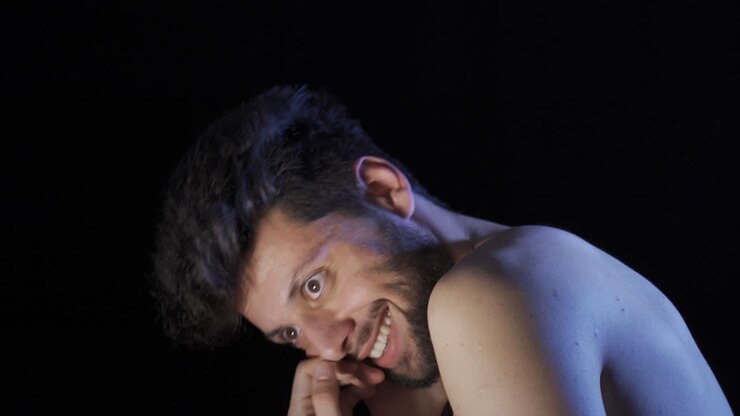 Uomo con disturbi mentali che ha allucinazioni