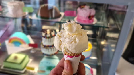 Cerca-De-Un-Cono-De-Helado-Como-Postre-En-La-Mano