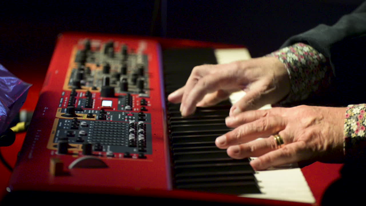 señor manos en la presentación tocando el teclado