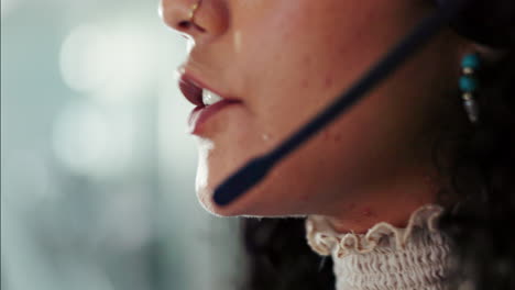 una mujer hablando con auriculares.