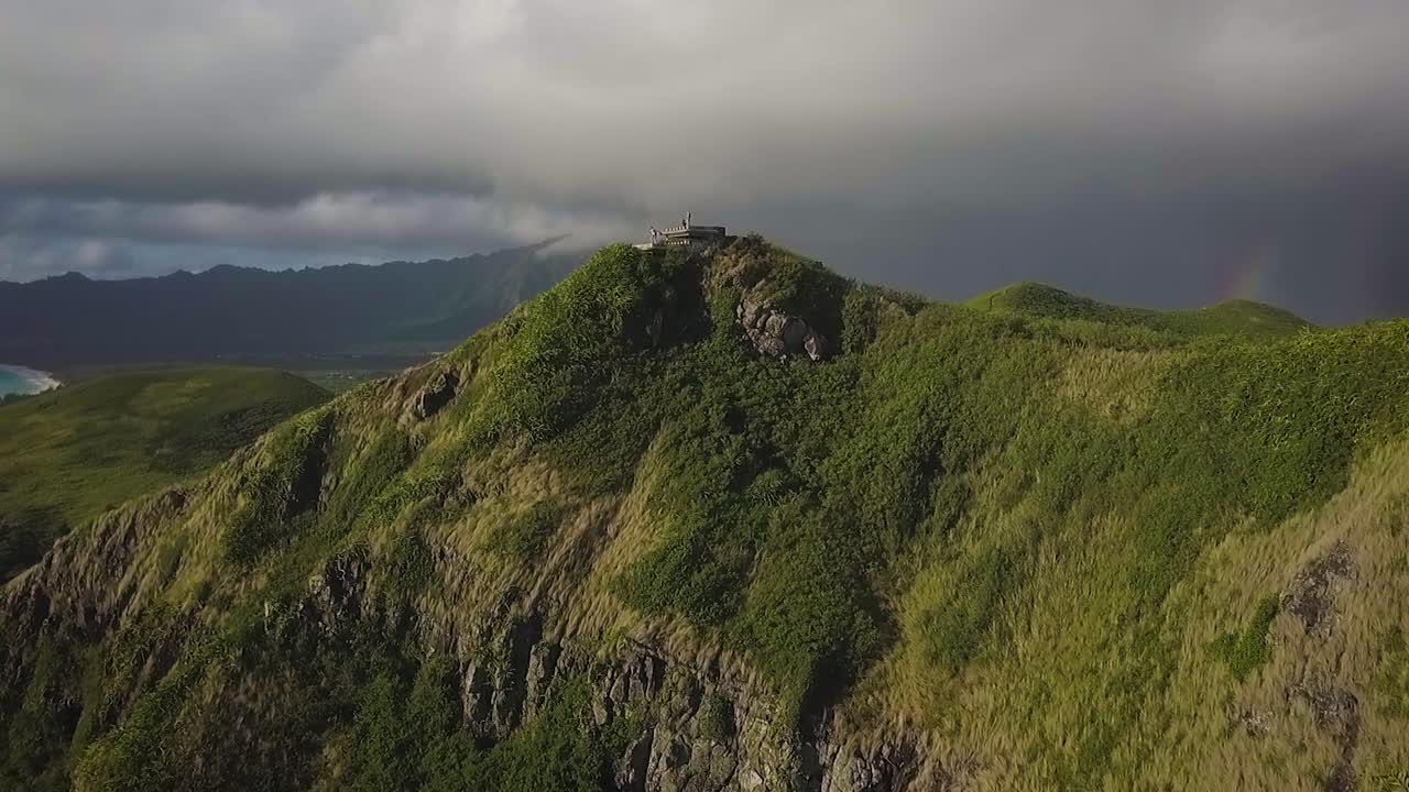 아름다운 하와이 해변은 맨 위에 필박스 몇 개가 있는 하이킹을 내려다보고 있습니다.