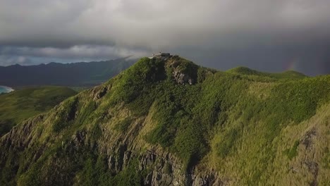 Hermosa-Caminata-Con-Vista-A-La-Playa-De-Hawai-Con-Un-Par-De-Pastilleros-En-La-Parte-Superior