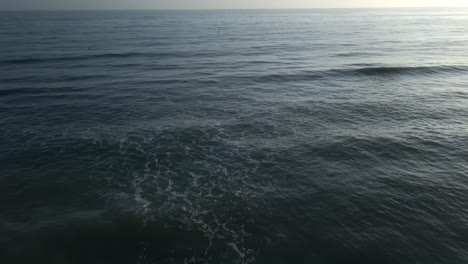 Luftaufnahme-Des-Leeren-Strandes,-Der-Sich-In-Den-Horizont-Neigt-Und-Sich-Vorwärts-Bewegt