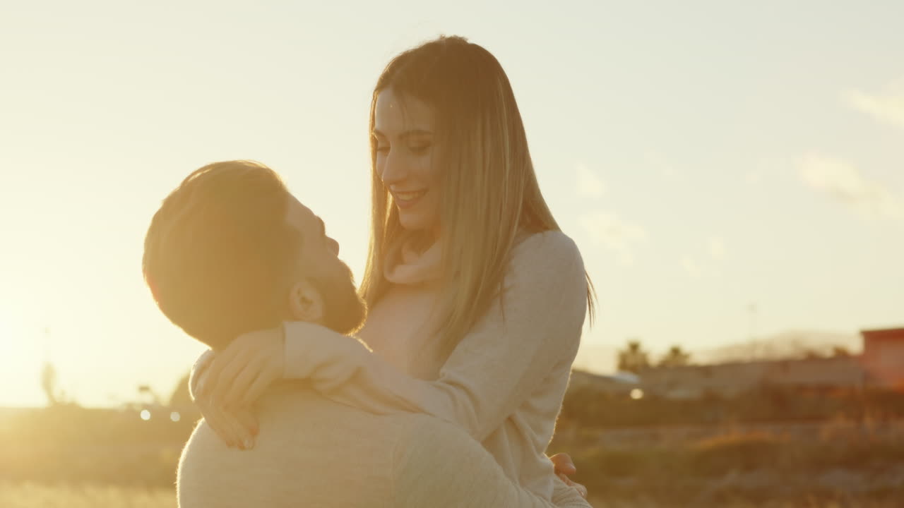 una pareja romántica se abraza al atardecer para el día de san valentín.