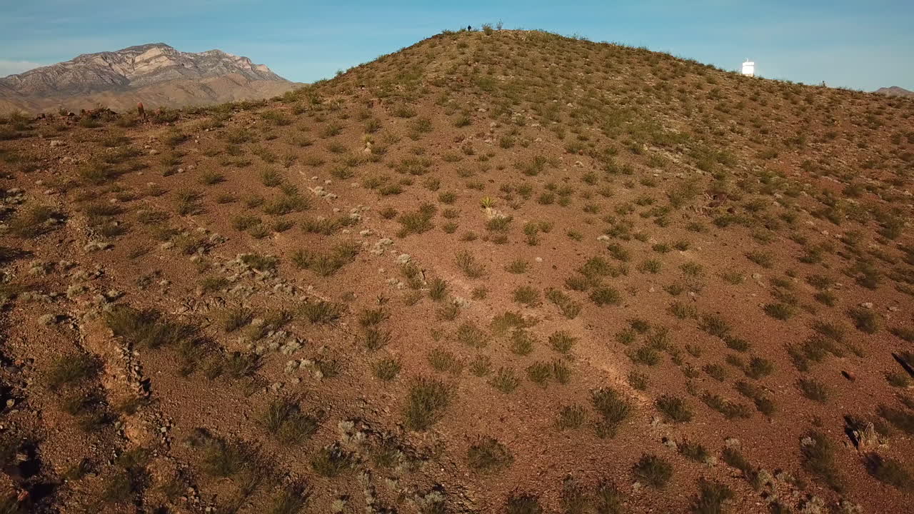 antena de drones de un fotógrafo parado en la cima de una colina con vista a una enorme matriz de energía solar primm nevada 1