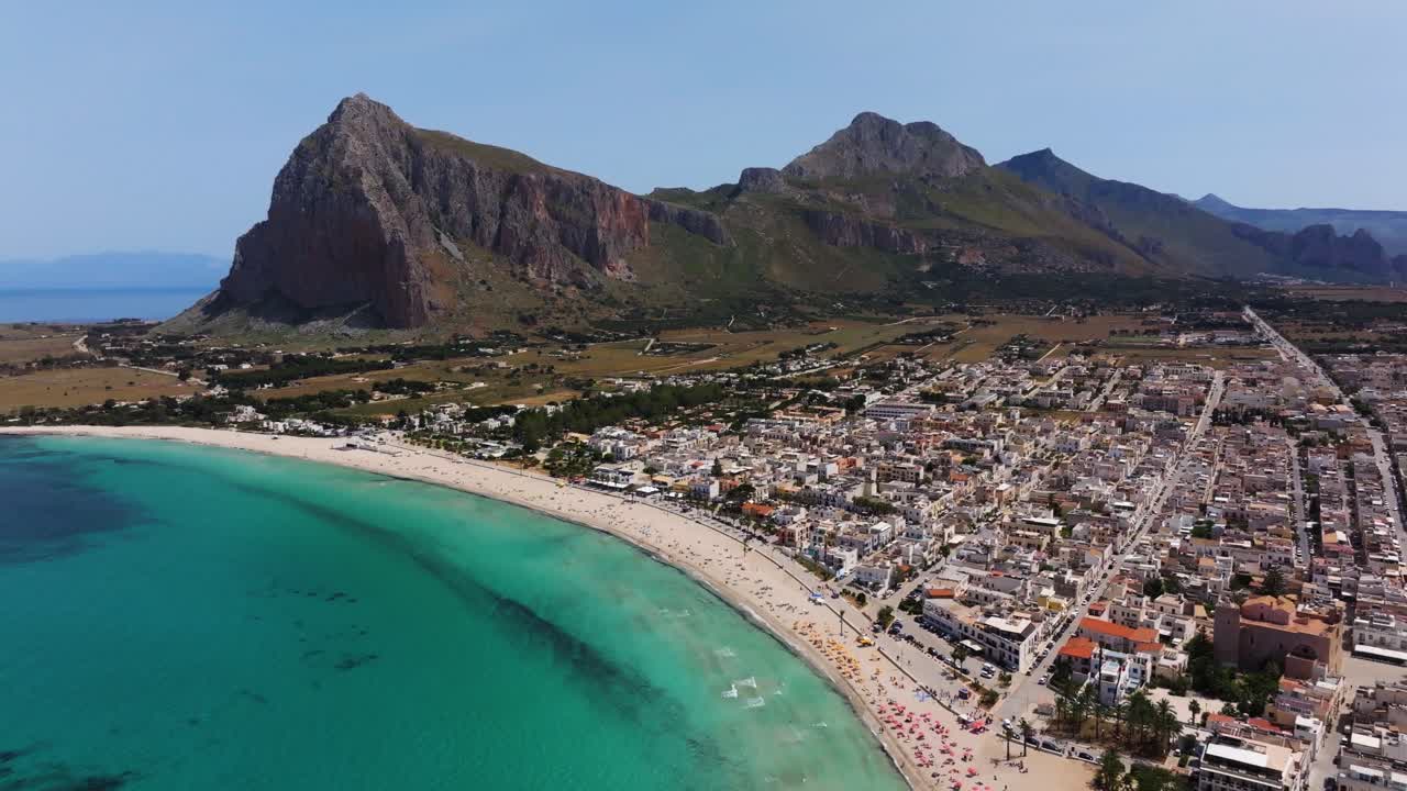 산 비토 로 카포 (san vito lo capo) 는 이탈리아 시칠리아의 전형적인 여름 날입니다.