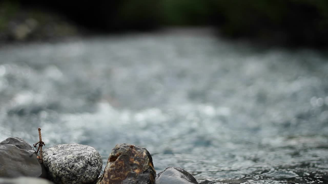 흐르는 물 아래로