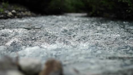 Fließendes-Wasser-Flussabwärts