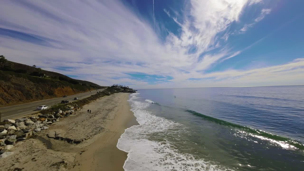 Riprese con drone sulle onde a Malibu Beach, California