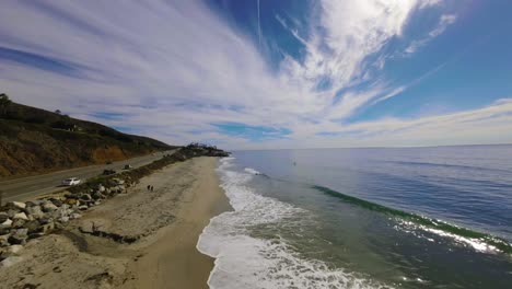 imágenes de drones sobre las olas en malibu beach california