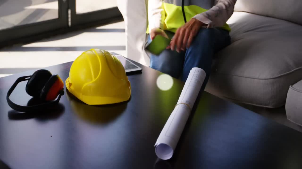 animación de la red de conexiones a través de una ingeniera caucásica que usa un teléfono inteligente