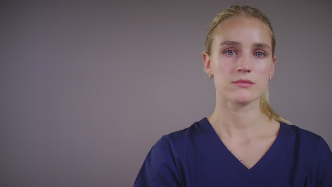 joven rubia doctora izquierda copia espacio