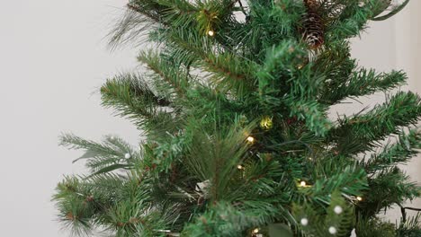 Beleuchteter-Weihnachtsbaum-Mit-Tannenzapfen.-Nahaufnahmen