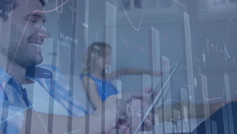 animación de datos financieros y gráficos sobre un hombre caucásico feliz usando una tableta