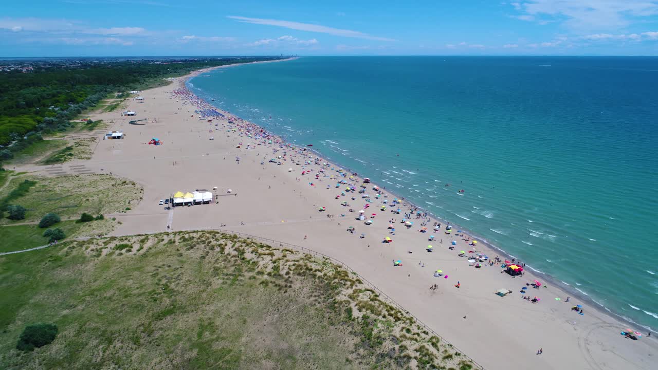 italia, la playa del mar adriático. descanso en el mar cerca de venecia. vuelos aéreos de drones fpv.