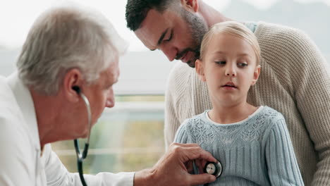 Father,-child-and-pediatrician-with-stethoscope