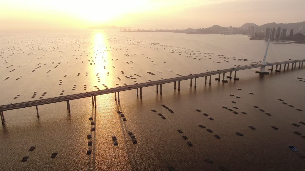 해가 질 때 홍콩-선전 베이 브리지의 교통량, 물고기와 굴 양식장, 공중 전망