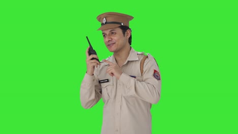 Fröhlicher-Indischer-Polizist,-Der-Anweisungen-Auf-Dem-Walkie-Talkie-Greenscreen-Gibt