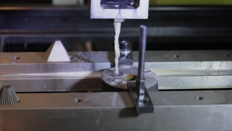 EDM-CNC-Maschine-Beim-Schneiden-Der-Musterwerkstücke.-Schneiden-Von-Metall,-Moderne-Verarbeitungstechnologie,-Herstellung-Industrieller-Details.