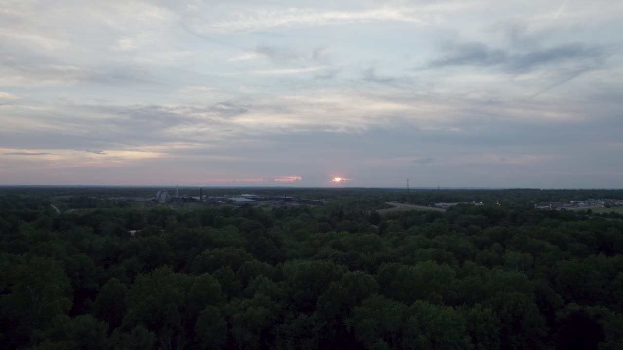 una toma aérea de nubes al atardecer sobre una gran ciudad