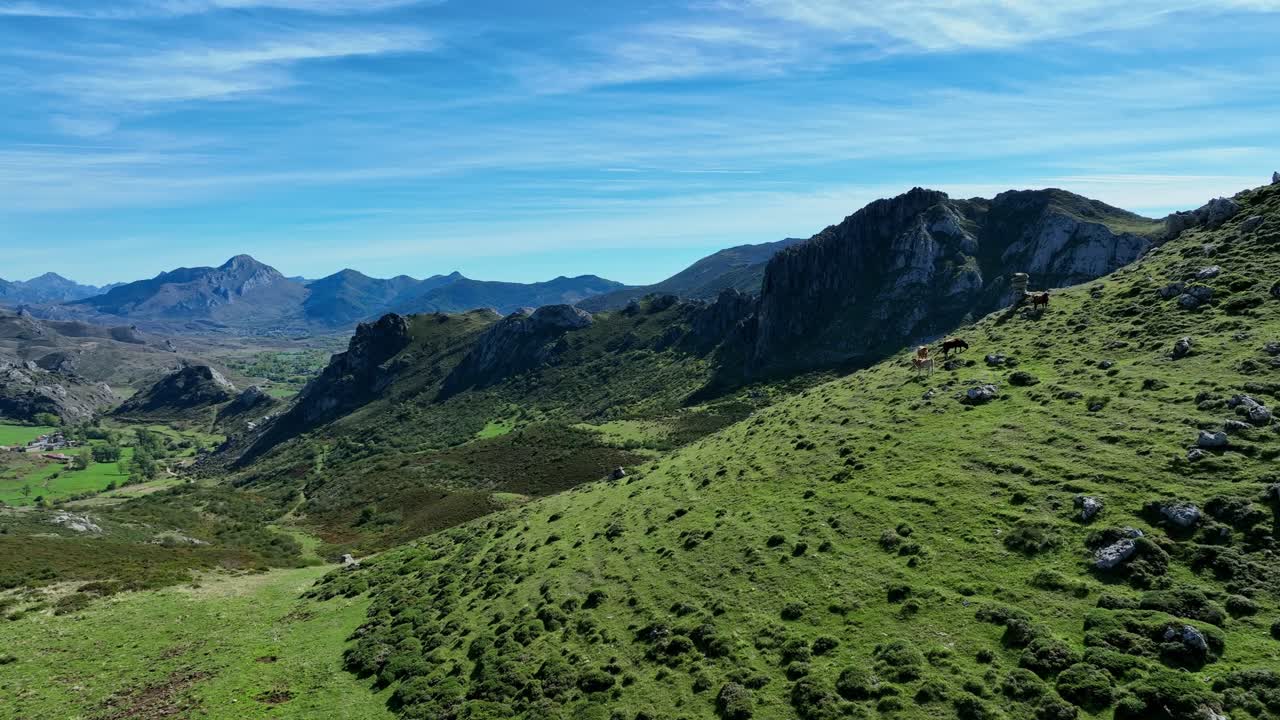 Vista aerea delle montagne di Cubillas de Arbas, inquadratura rivelatrice.