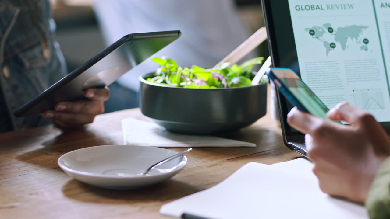 reunión de negocios con almuerzo y dispositivos digitales