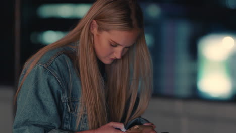 mujer antisocial que usa un teléfono inteligente en una fiesta que parece aburrida navegando por las redes sociales escribiendo mensajes