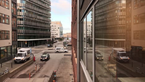 Ventana-De-La-Ciudad-Reflejo-De-La-Calle-Concurrida