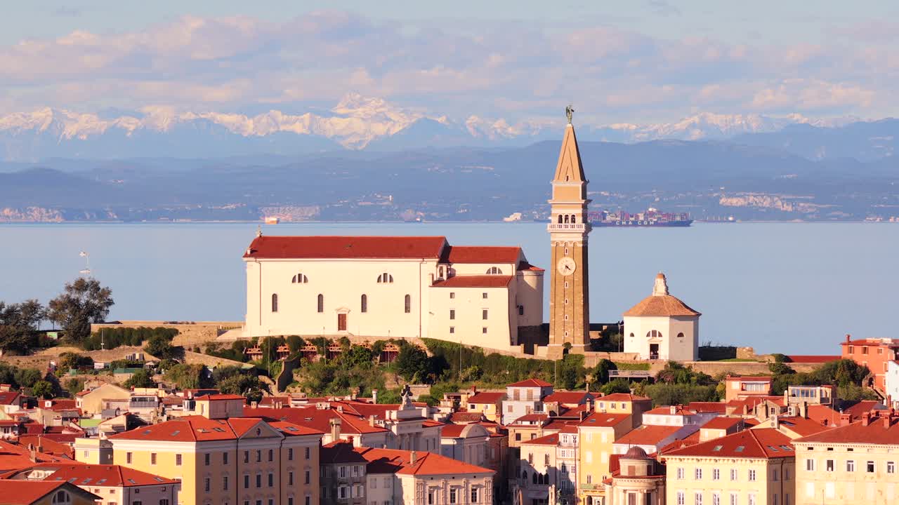 Vista aerea della città di Pirano, chiesa di San Giorgio, Alpi in lontananza, atmosfera da viaggio