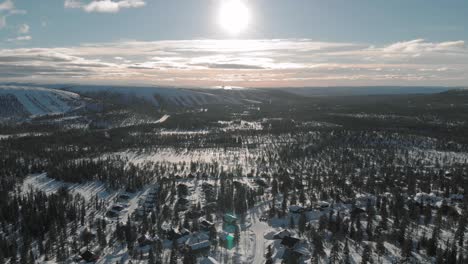 Ein-Strahlend-Sonniger-Tag-In-Den-Schwedischen-Bergen