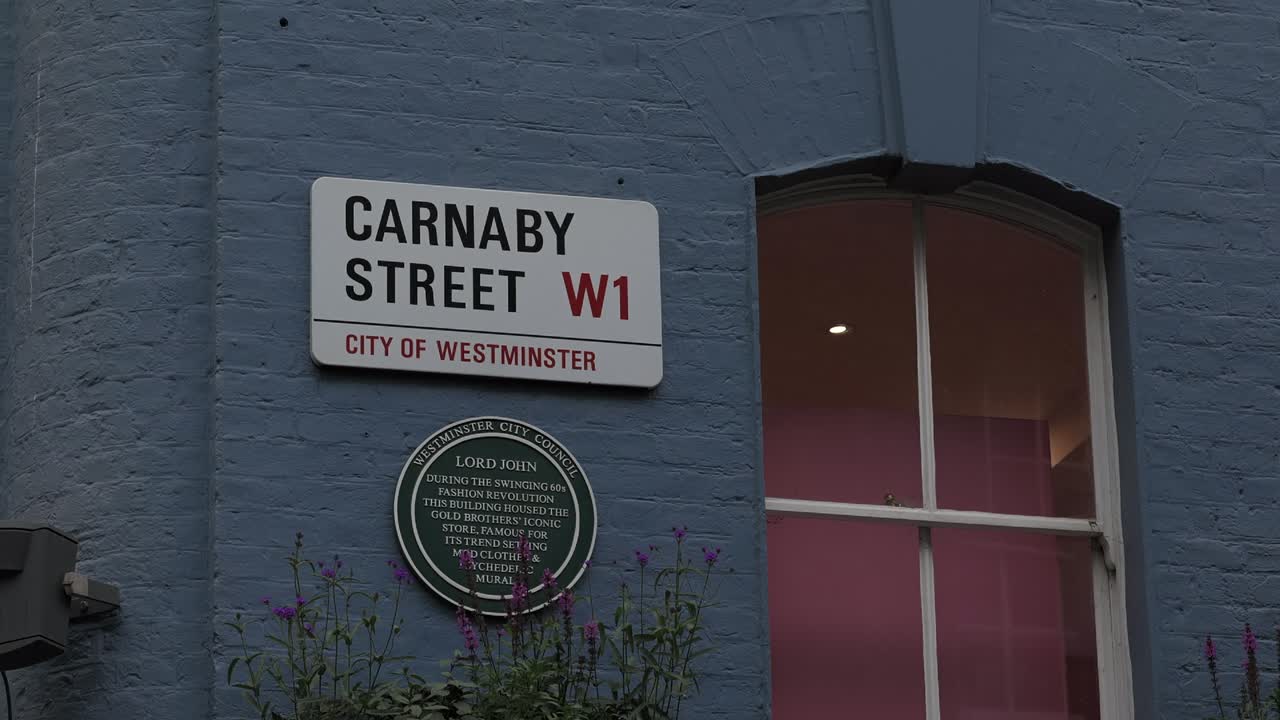 카나비 스트리트 w1 표지판 벽에 파란 집