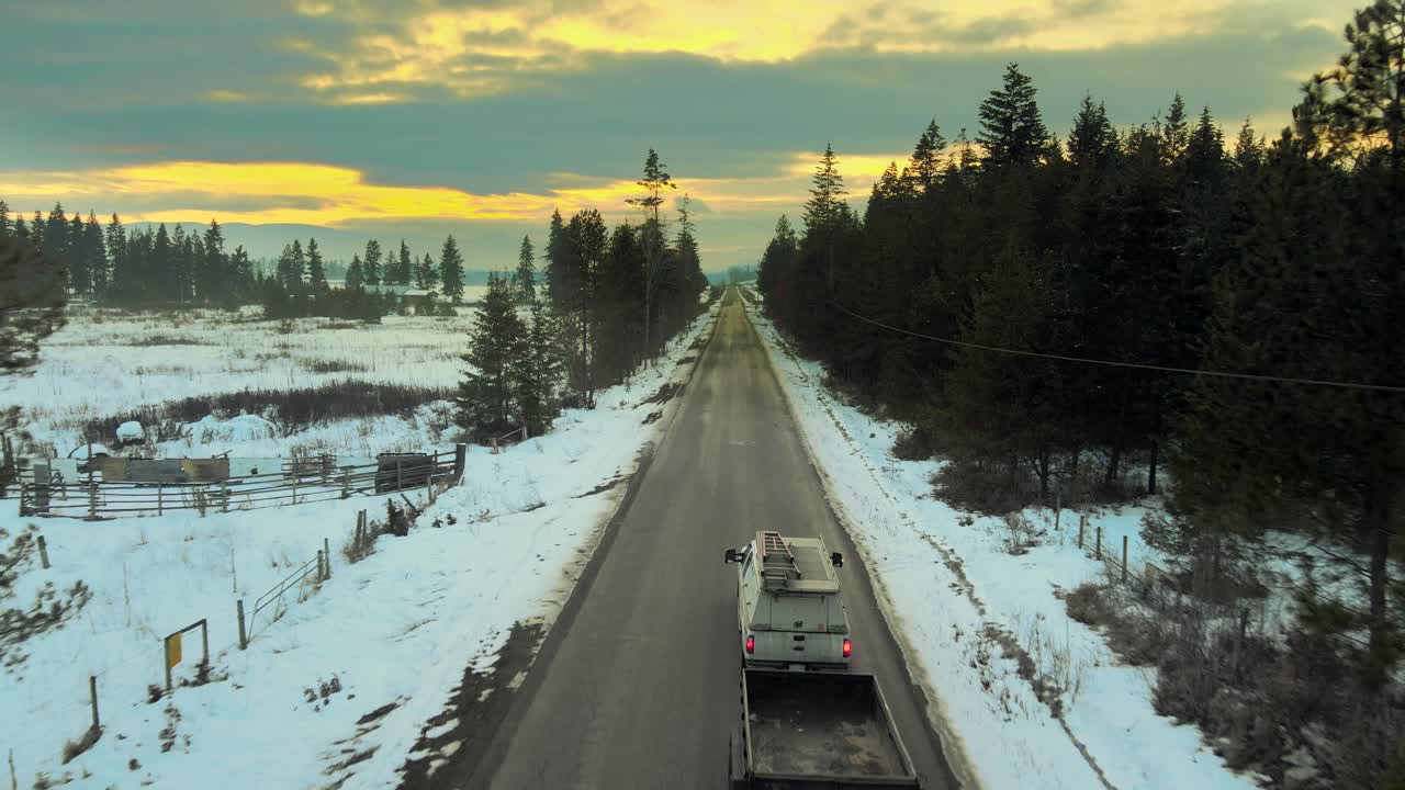 Percorso panoramico al tramonto: un viaggio invernale attraverso strade alberate con un camion da lavoro bianco e rimorchio