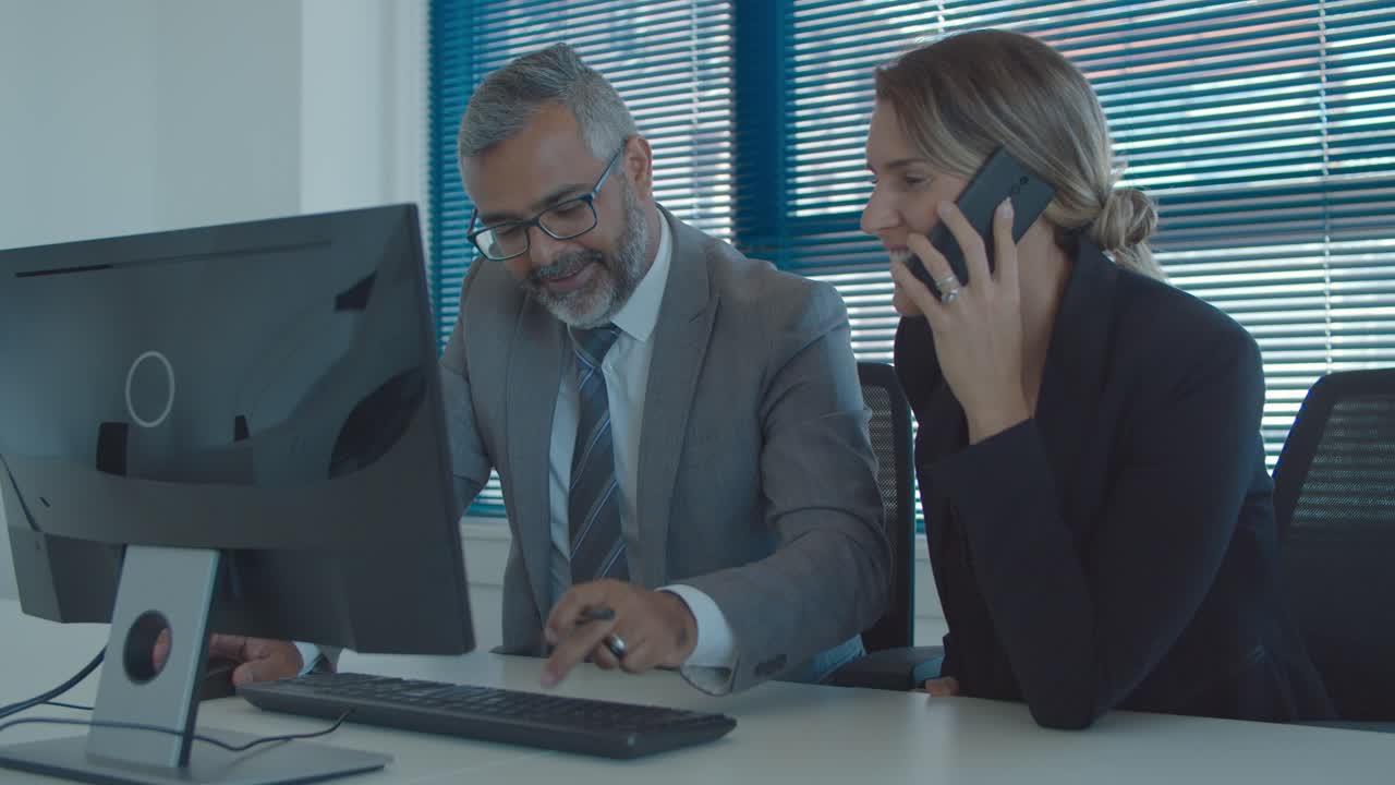 dois profissionais positivos a trabalharem juntos