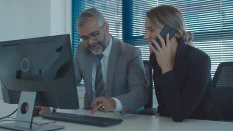 dos profesionales positivos trabajando juntos