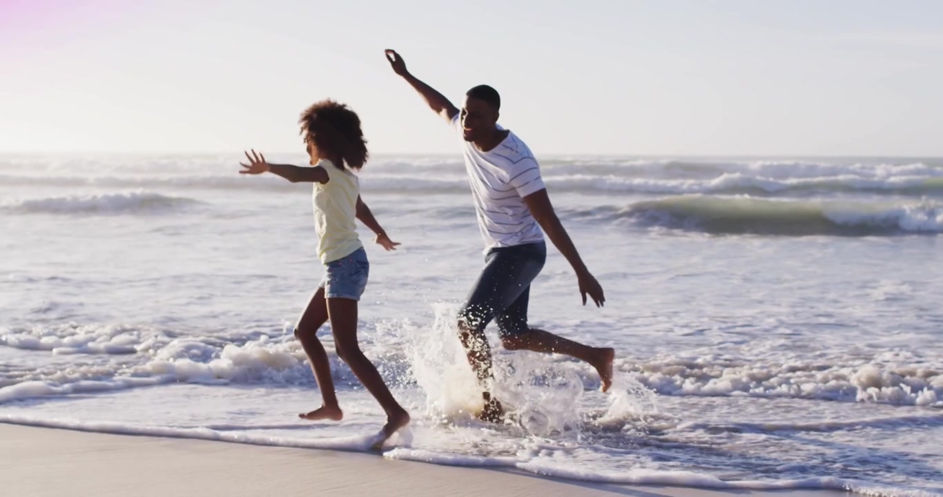 Animazione di una scia luminosa su una coppia afroamericana in spiaggia