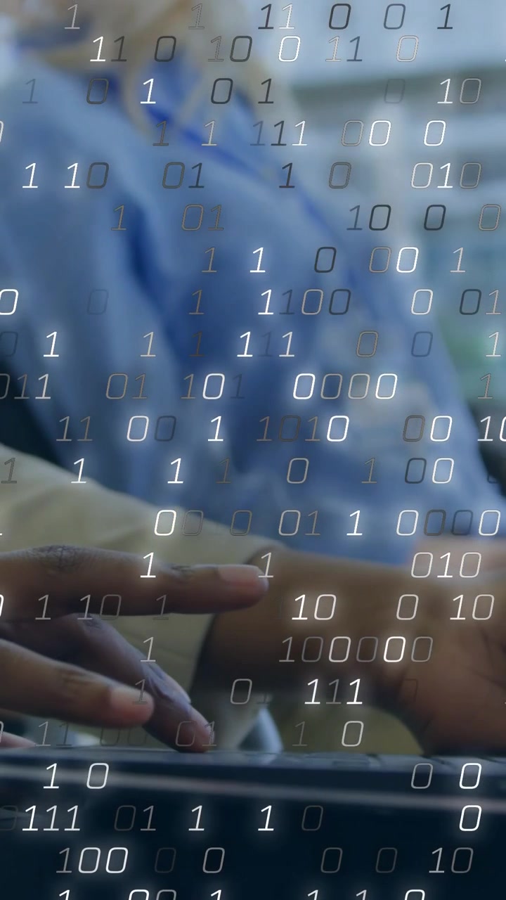 Vertikal video: Mand taster på bærbar computer under træning, skaber et binært overlay, der skjuler hænderne og viser data.