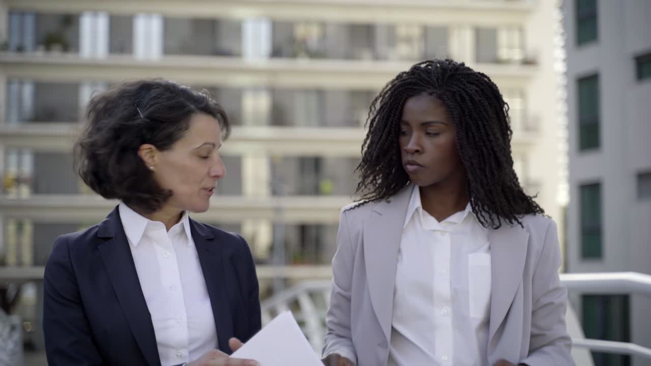 Donne d'affari serie che discutono documenti