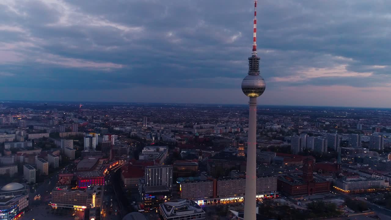 밝은 도시 건물과 높은 타워 안테나